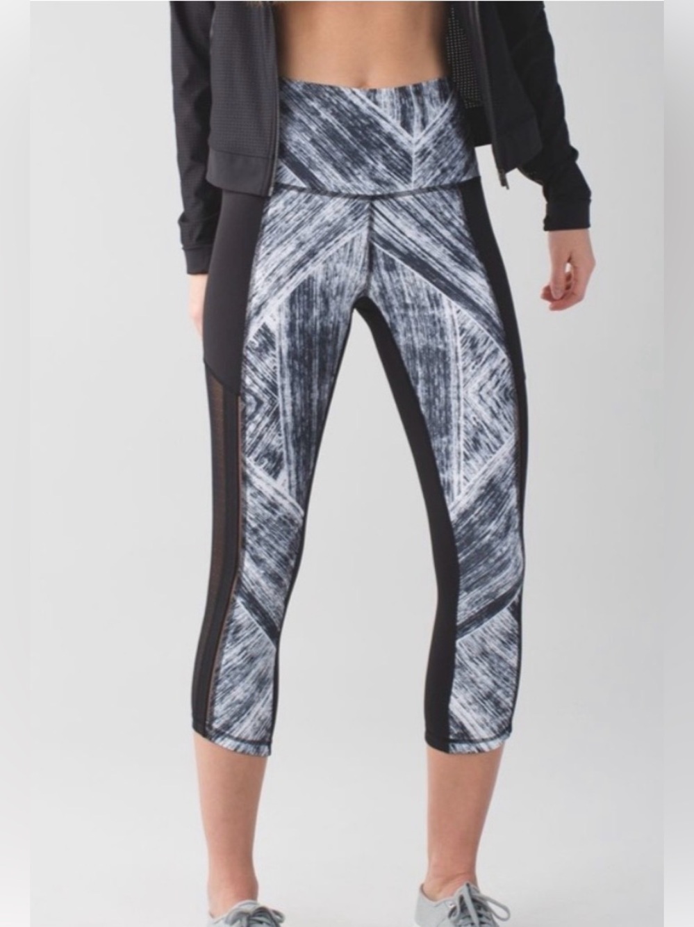 Lululemon black and white Hot to Street 21” Crop leggings Sz 6